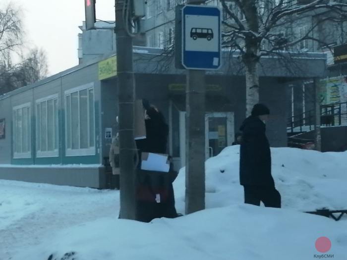 В Северодвинске продолжают портить дорожные знаки и фасады домов 